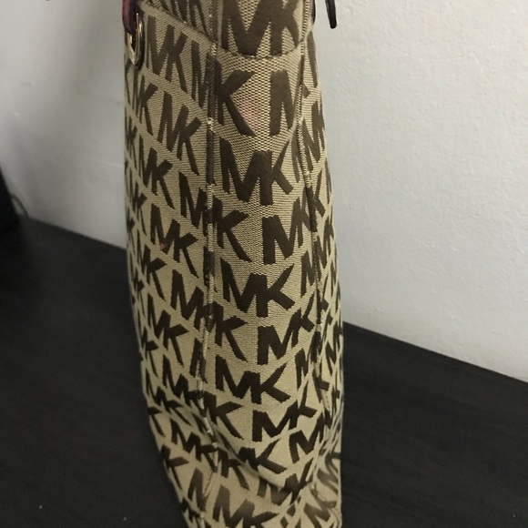 ❌SOLD❌Michael Kors MK monogram tote - Picture 2 of 5